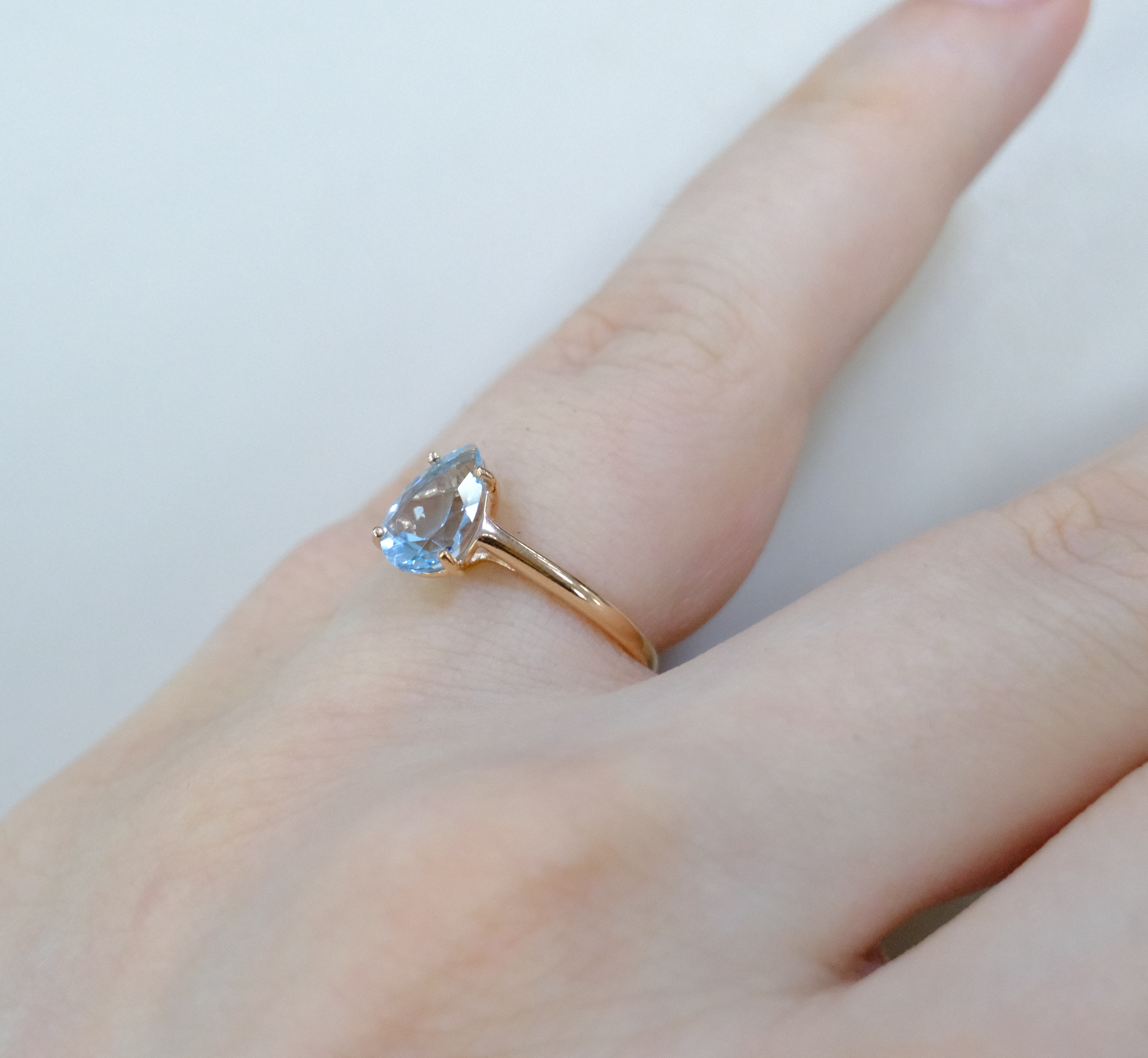 Серебряное кольцо с топазом Скай